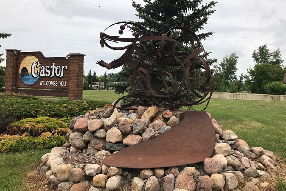 Paddy the beaver, by Edmonton sculpture artist Slavo Cech.  Located in Castor, Alberta.   Photo credit Glen Thayer (June 2017)