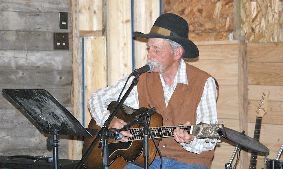 2808-barndance2