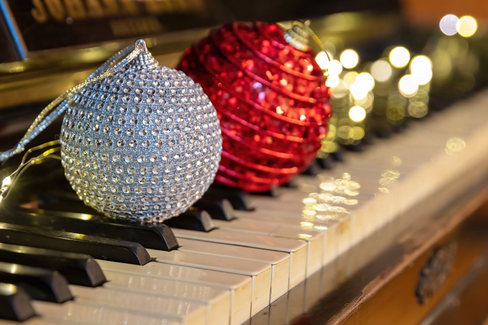 a-christmas-piano-music-and-xmas-lights-bokeh-backgr-2022-12-16-12-26-54-utc