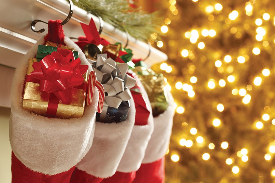 12-21-christmas-stocking-decorating-tips