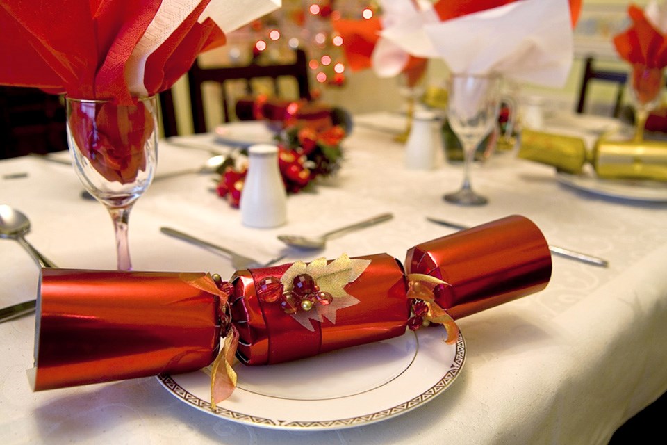 12-4-traditions-uk-christmas-crackers