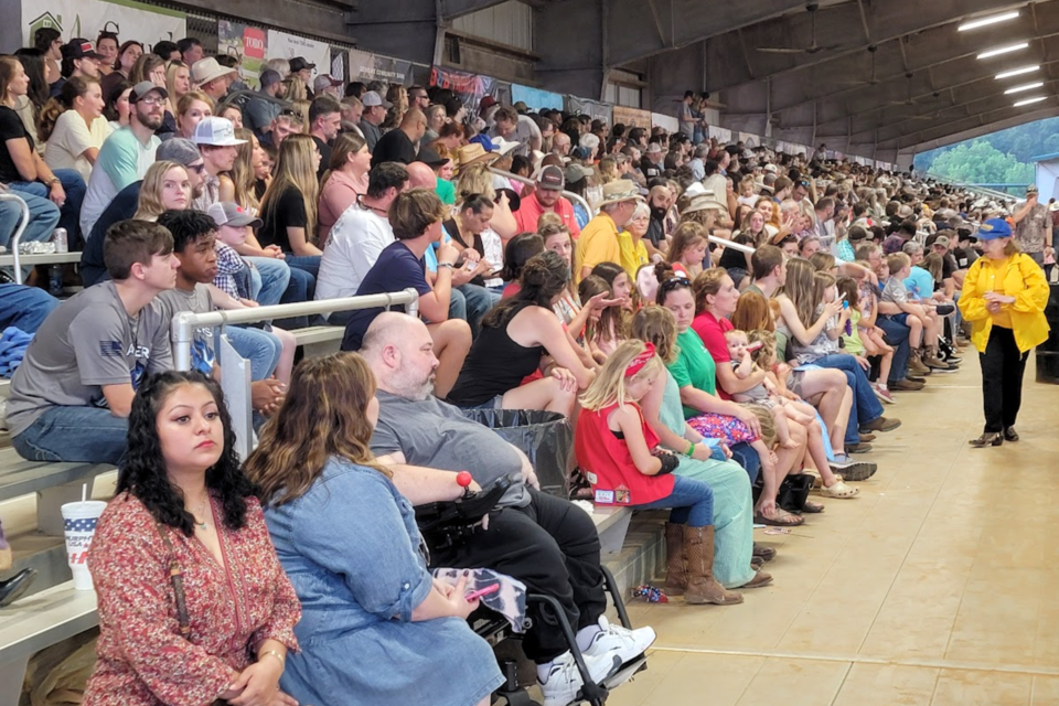 050123-rodeo-crowd