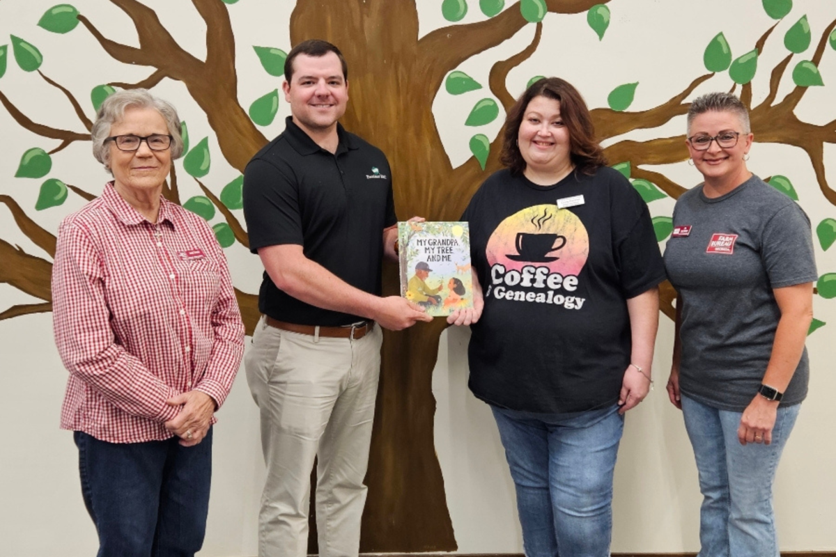 La Georgia Foundation for Agriculture, le Georgia Farm Bureau et le Georgia EMC font don d’un livre à la bibliothèque de Statesboro