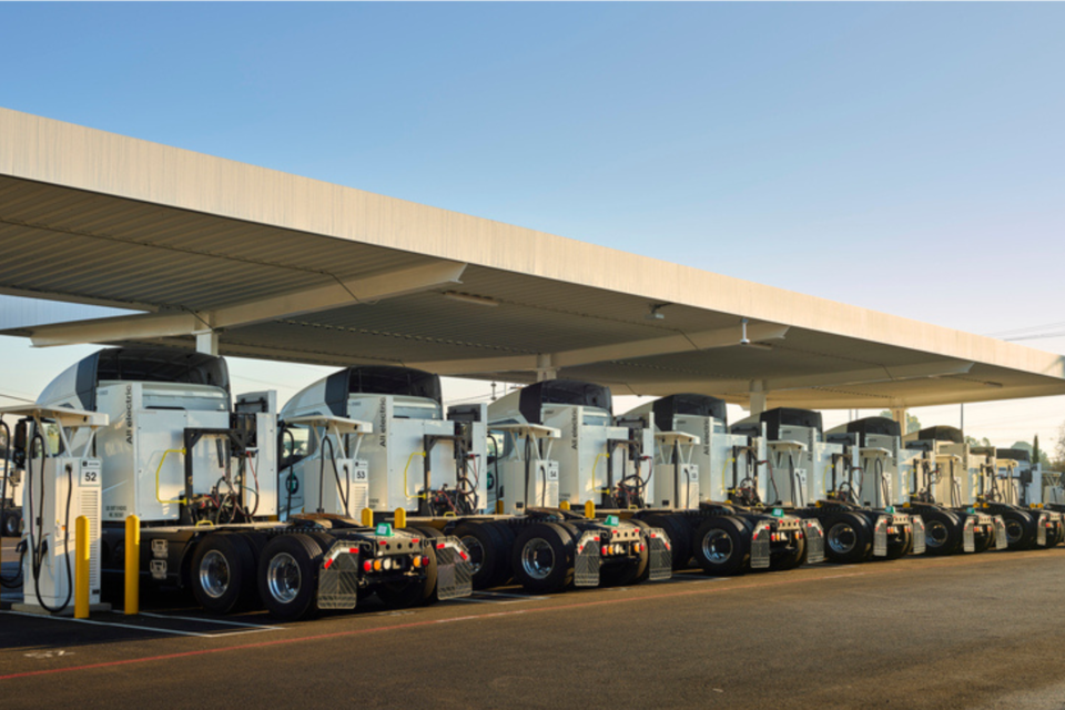 electric-drayage-trucks-charging-at-one-of-volteras-port-charging-stations