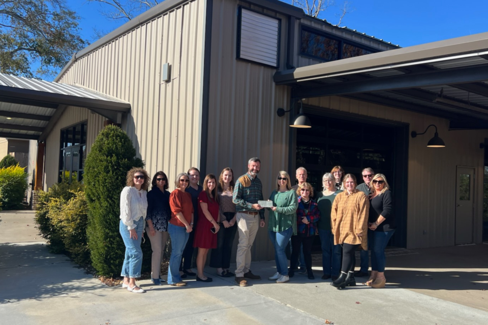 (L: AgSouth employees, middle: Zack Murphy, AgSouth Relationship Manager, Mandy Underwood with Statesboro Farmers Market, Farmers Market staff)