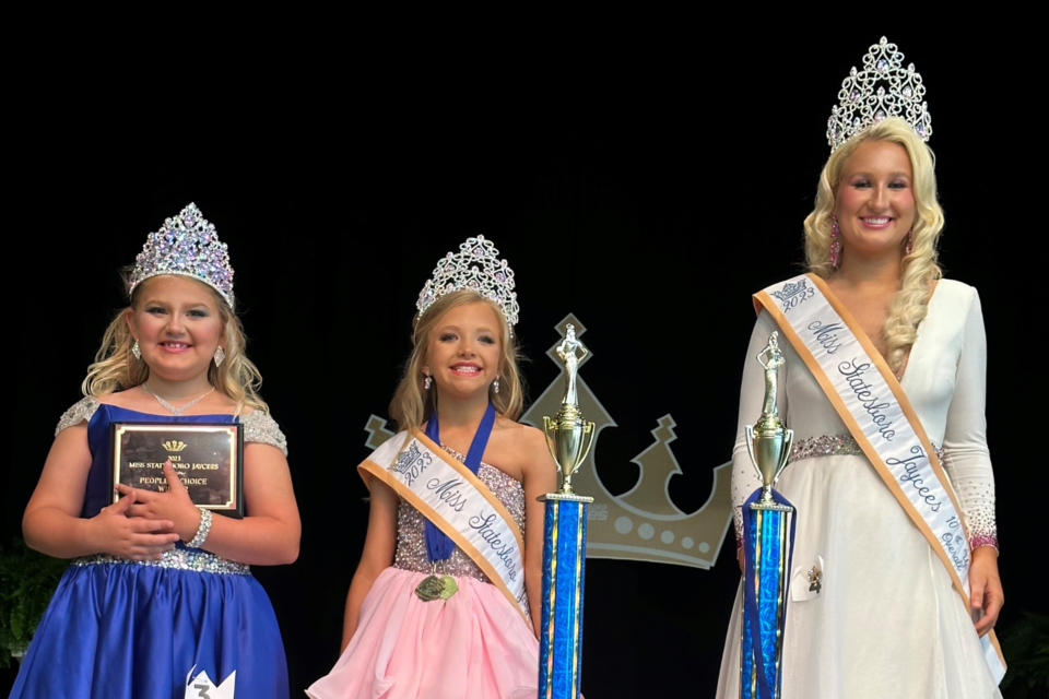 (L-R) People's Choice Winner Dani Grace Willis, 0-9 Overall Queen Lucy Kate Ross, and 10+ Overall Queen Claiborne Carter Jones