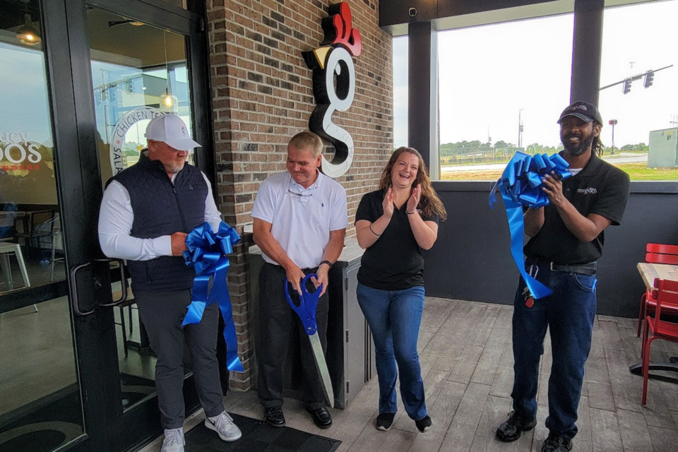 051524-tom-huey-magoos-ribbon-cutting