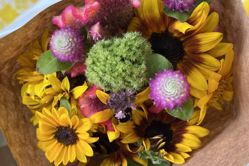 091424-farmers-market-flowers