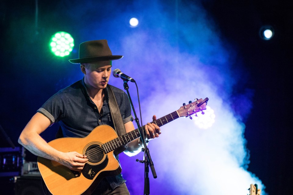 photo-joe-robinson-live-acoustic