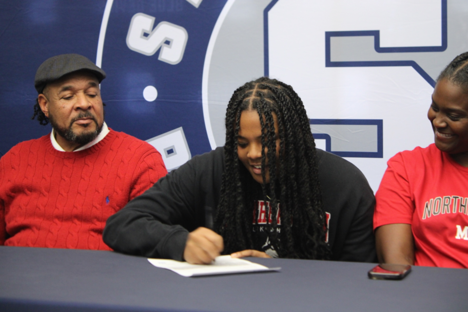 alyssa-staten-signs-college-athletic-scholarship