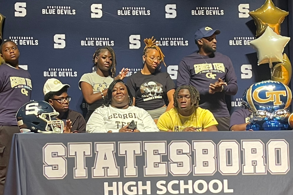 amontrae-bradford-signs-college-athletic-scholarship