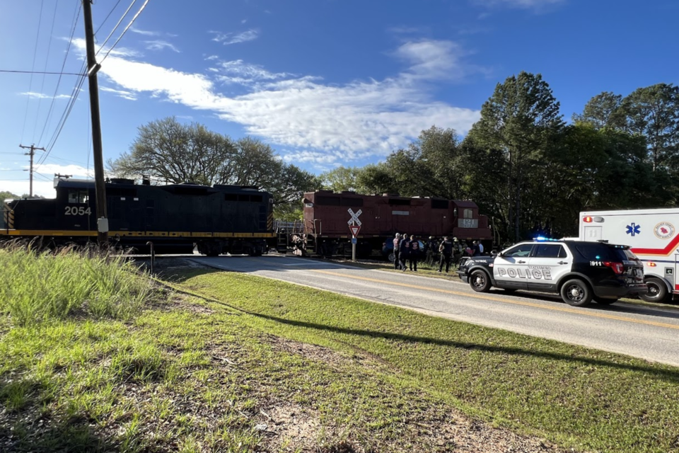 041123-train-vs-car