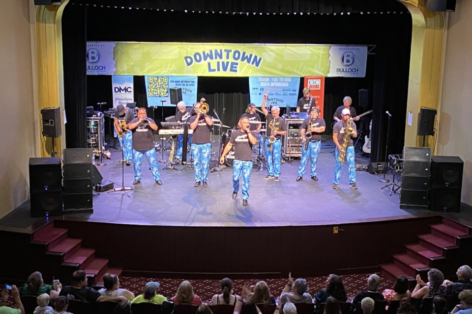 Swingin' Medallions, Downtown Live Concert