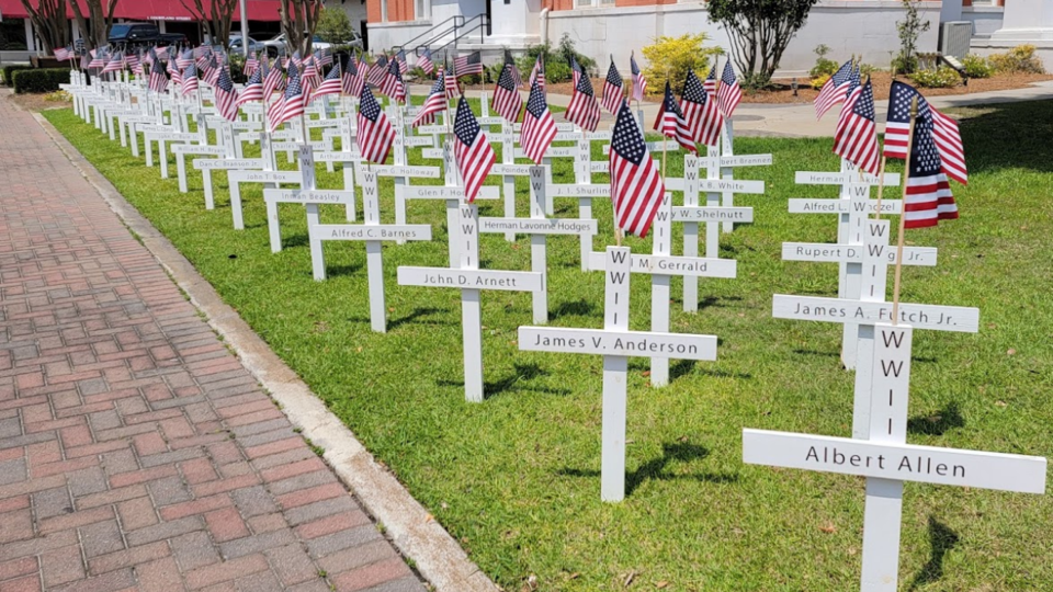 Memorial-Crosses-at-Bulloch-Courthouse