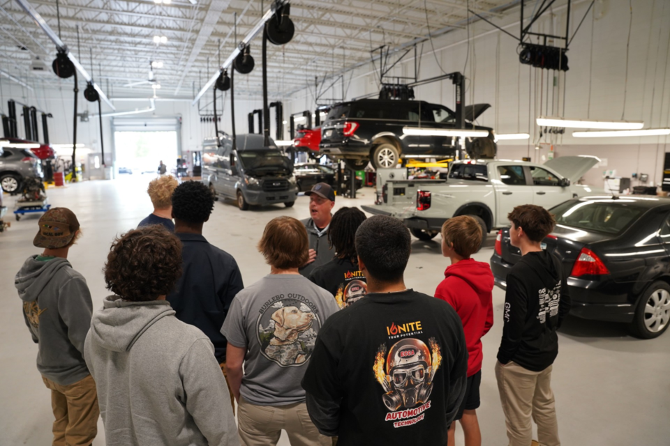 jc-ford-lewis-automotive-students