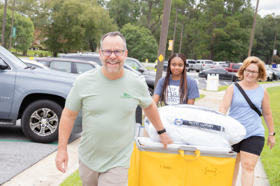 president-marrero-helping-out-with-move-in-at-egsc