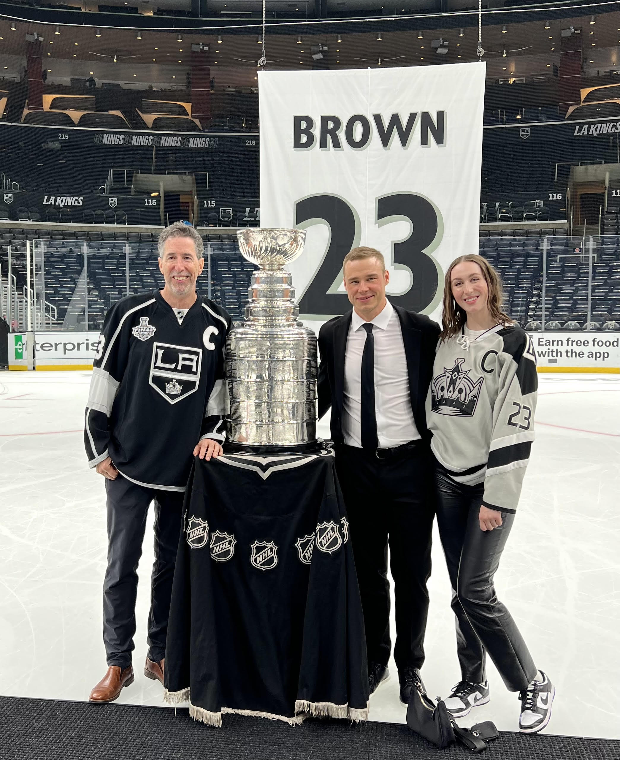 Hockey Feed - The Kings will unveil a statue of Dustin Brown next