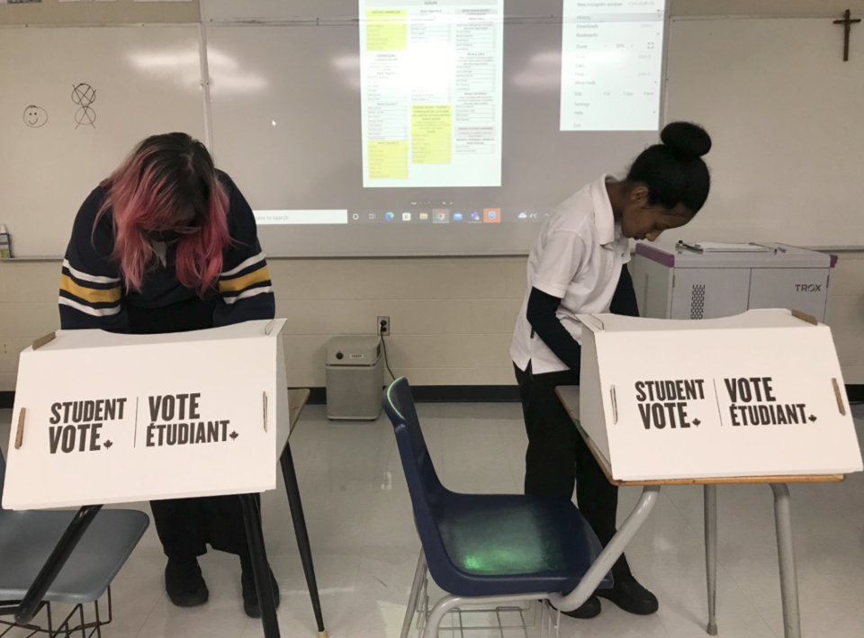 20221025studentvoteatlourdestwitterpic