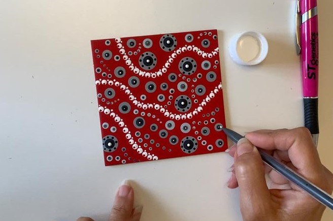Applying dots on a small canvas. An image from the online course. Image provided by Roxana Bahrami