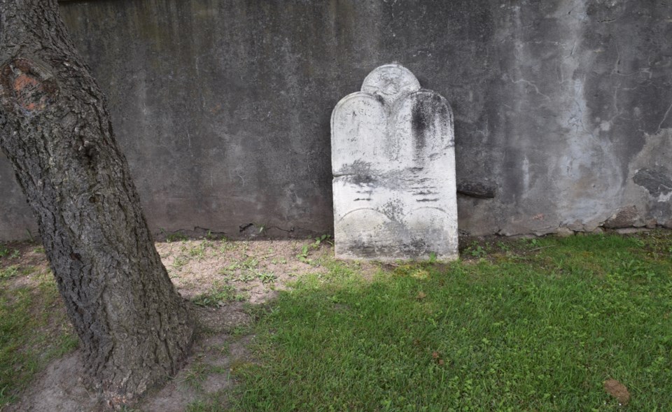 20170723 MaryhillTombstone ro