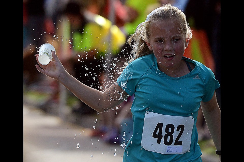Cooling off during the 5k run at the Thanksgiving Day Races Monday, Oct. 9, 2017. Tony Saxon/GuelphToday