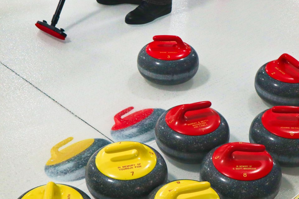 20211004 curling rocks AD