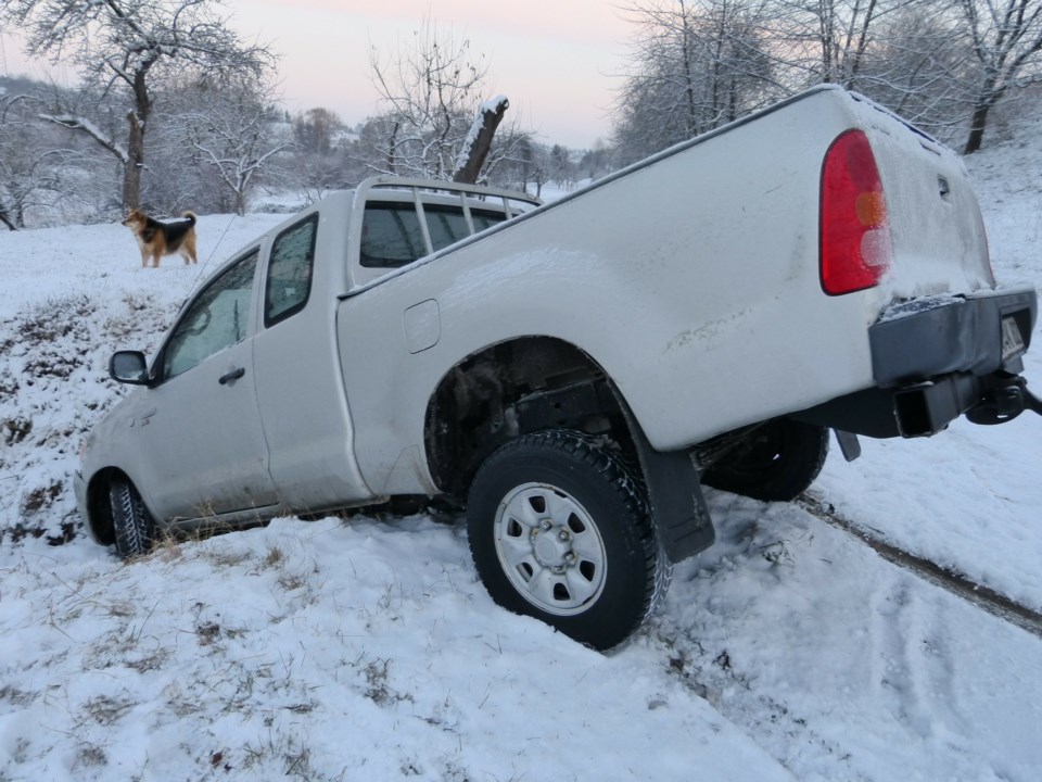 https___pixabay.com_photos_automobile-accident-winter-snow-70074_
