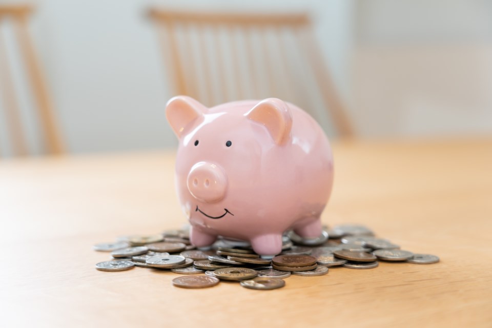 090220 - living wage - minimum wage - money - salary - piggy bank - AdobeStock_302106115