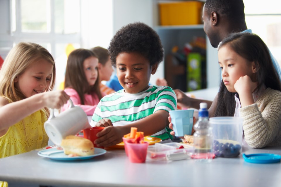 090418-lunch-cafeteria-school-AdobeStock_87284071