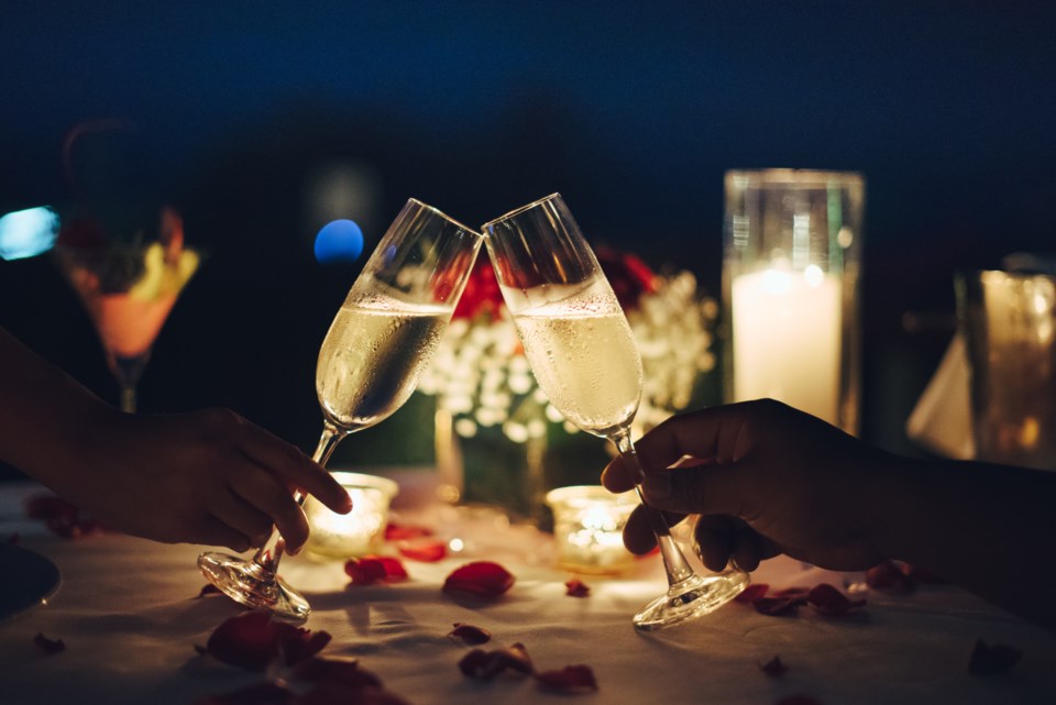 013020 - dinner - dining - romantic - candlelight - wine - champaign - champaign - AdobeStock_189775020
