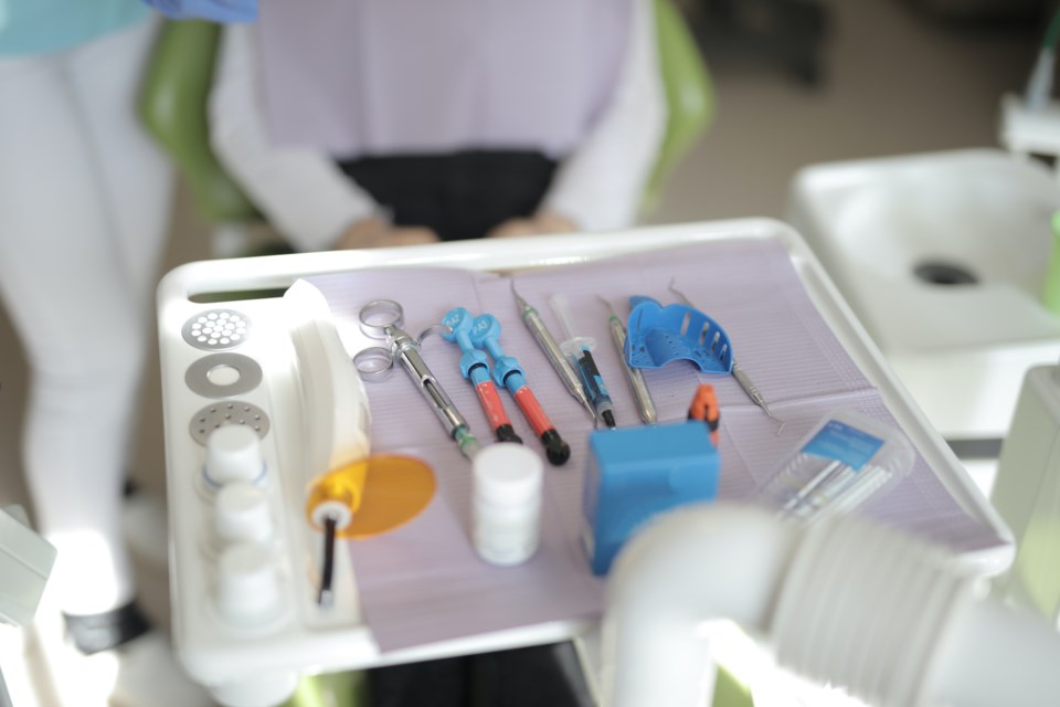 111920 - dentist - dental office - pexels-andrea-piacquadio-3884085