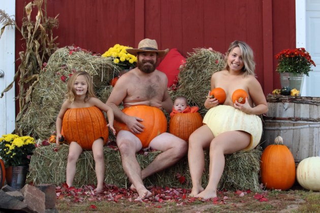 101819-pumpkin dunk family photo