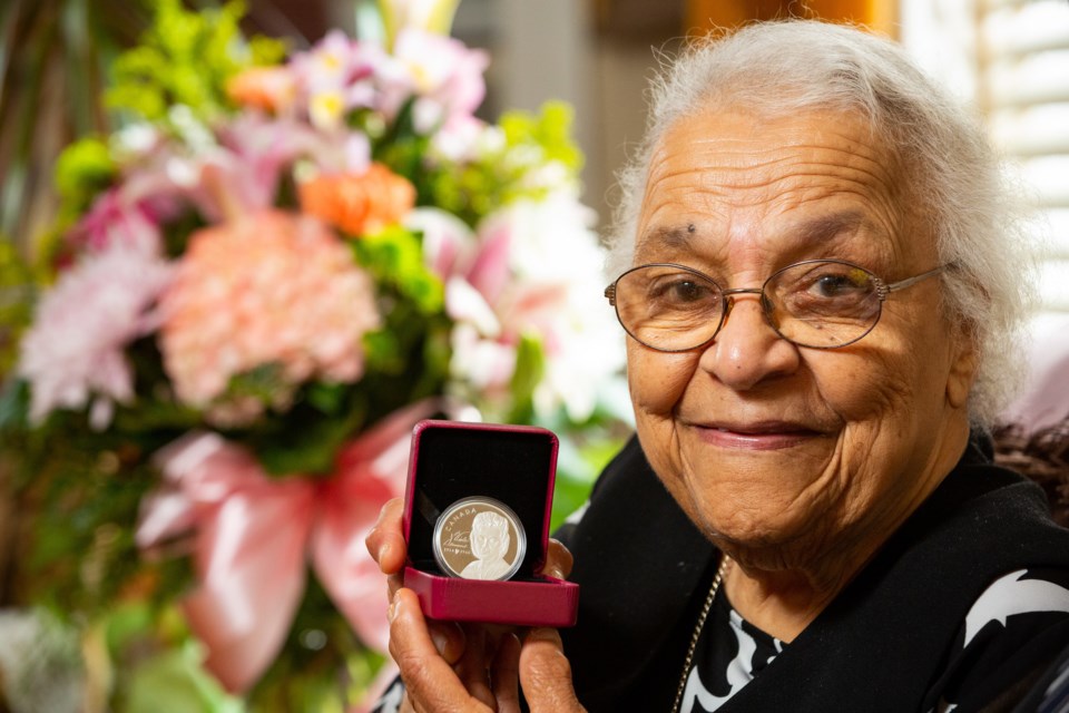 Ms. Wanda Robson with the Royal Canadian Mint silver collector coin honouring her sister, Canadian civil rights pioneer Viola Desmond (Halifax, NS, January 24, 2019) (CNW Group/Royal Canadian Mint)