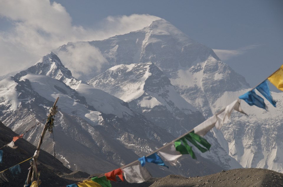 051019-Himalayas-mountain climbing-everest-nepal-AdobeStock_15180753