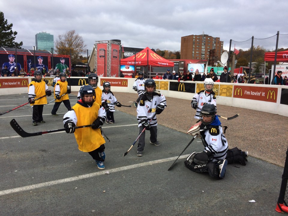 101317-ball hockey-street hockey-hometown hockey-kids-play-excercise-MG