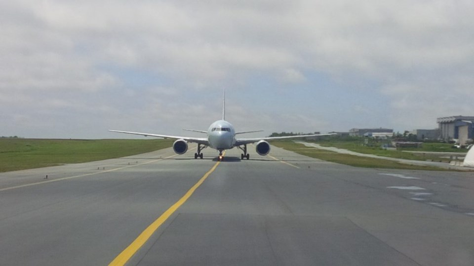 121217-halifax-stanfield-international-airport-airplane-runway-MG