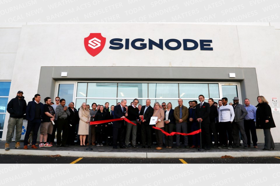 Mayors Ann Lawlor and Gord Krantz cut the ribbon along with several Signode execs and employees. 