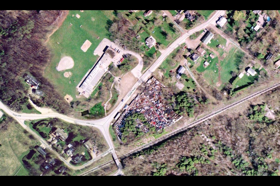 Aerial photo of the junkyard. Limehouse Public School is clearly visible. 
