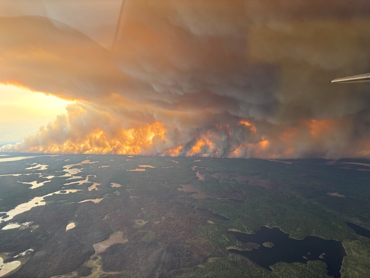 VIDEO: 'Hero' pilot helping with Manitoba wildfire evacuations