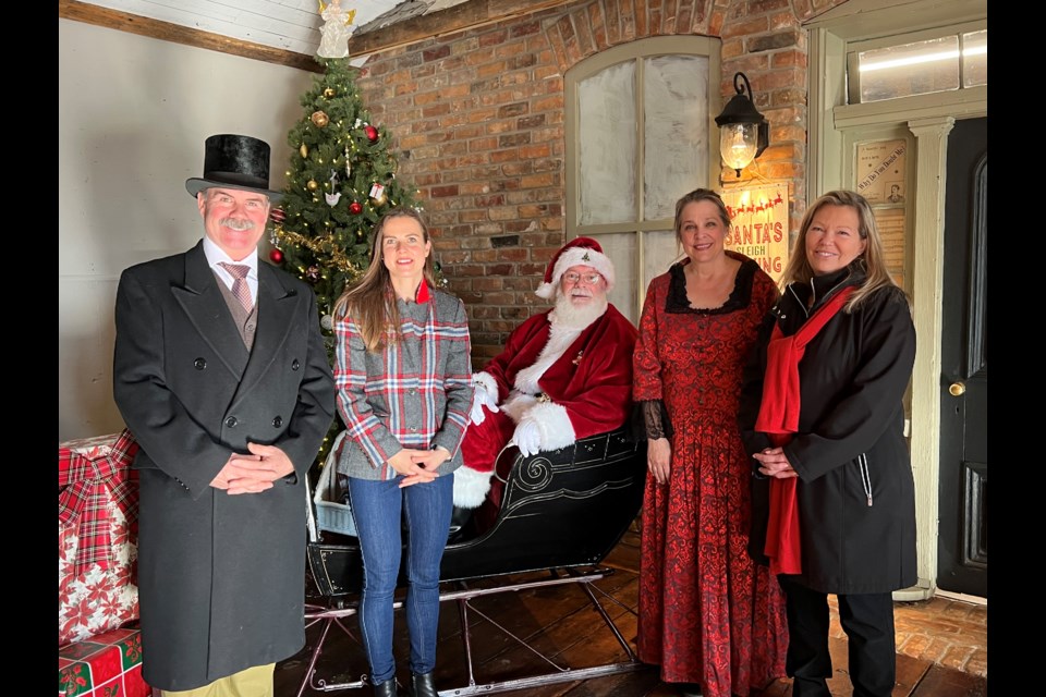 From left to right: Bill Robinson, MPP for Barrie-Innisfil Andrea Khanjin, Santa Claus, Diana Robinson, and Mayor Lynn Dollin at the Cookstown Antique Market on Sunday, December 4, 2022.