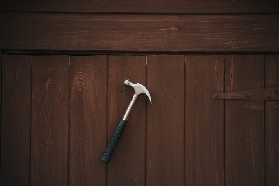 carpentry-hammer-handle-1166385