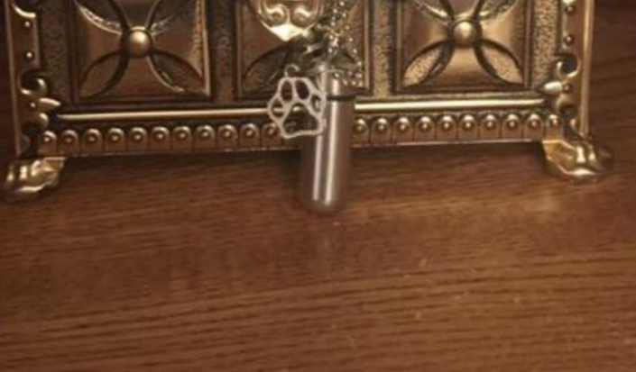 The vial containing Kaycee's ashes. (via Amber Hardy)