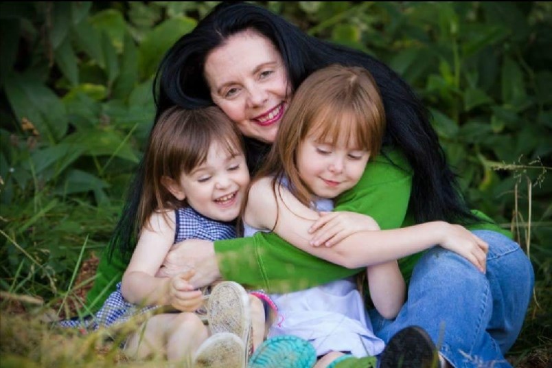 Muriel Hanson and her two girls