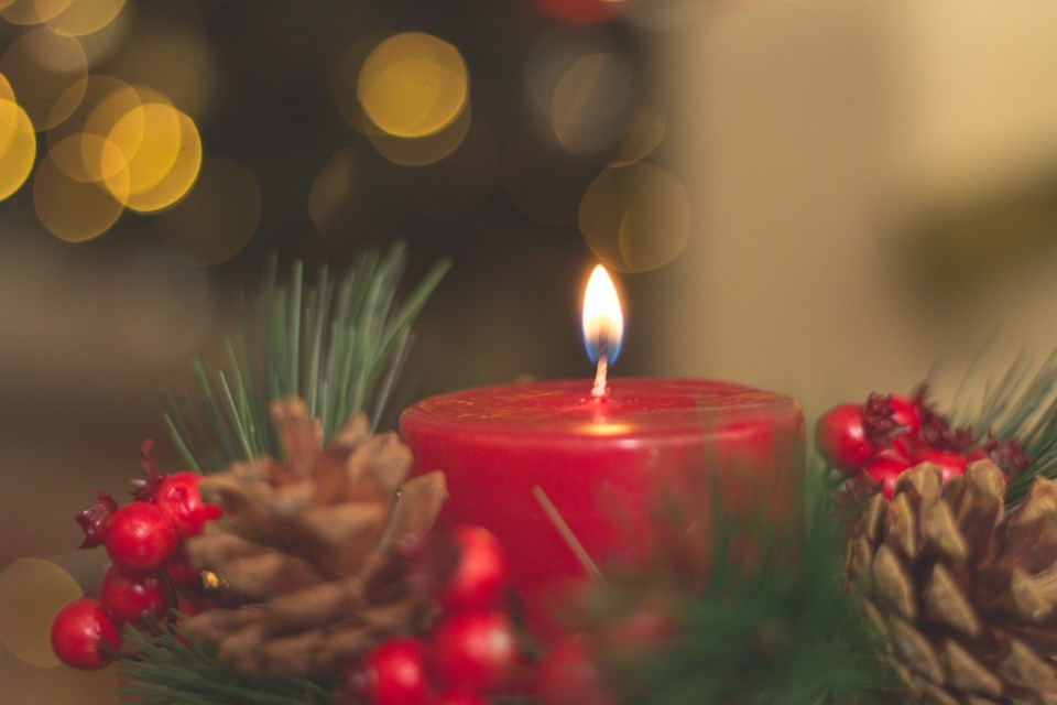 red-lighted-candle-714898