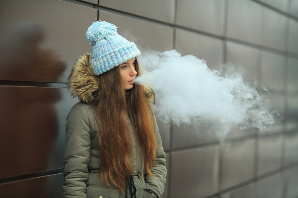 shutterstock_teen-vaping