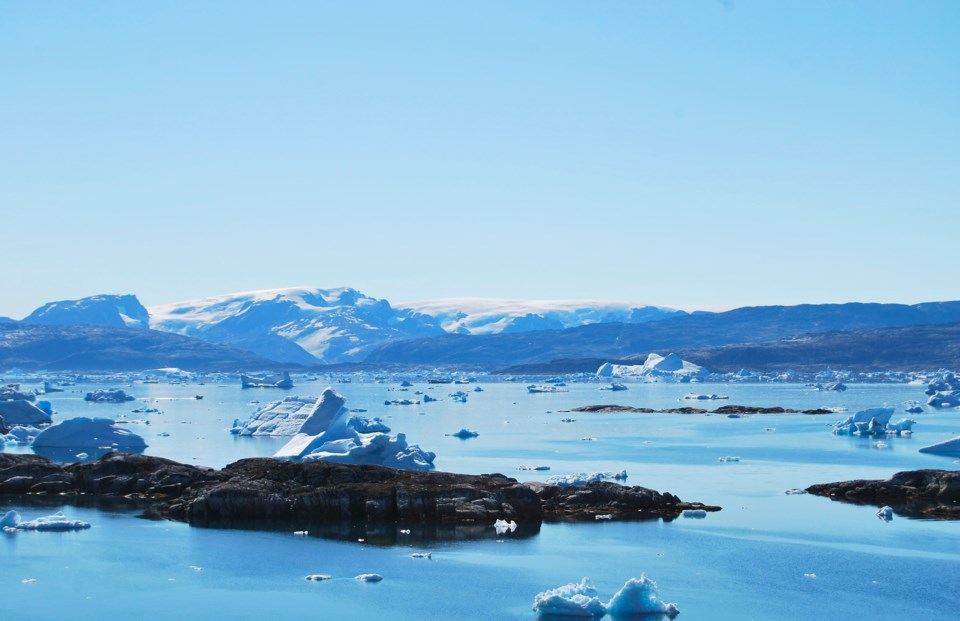 icy-mountain-and-ocean-scenery-2574983