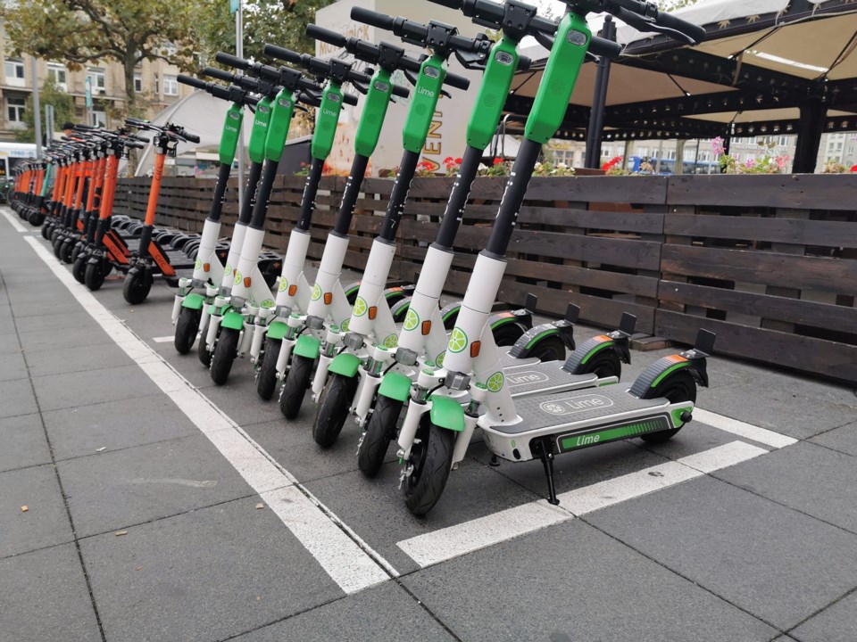 e-scooter-4496668_1920