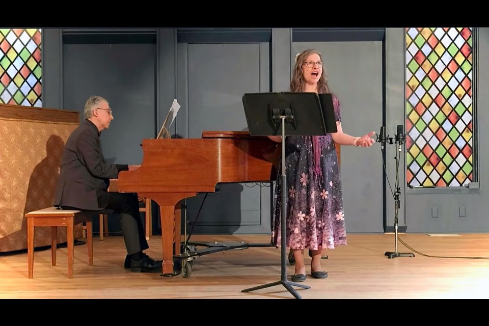 Contralto Theresa Takacs and pianist Dimiter Terziev 
perform Ennannuse on April 23. The Chamber Musicians of Kamloops concert is online through May 7 at chambermusicians ofkamloops.org.
Leslie Hall photo