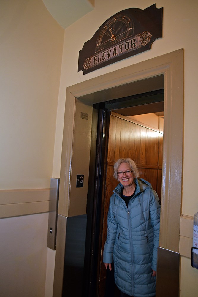 tina-lange-the-plaza-hotel-elevator-vert