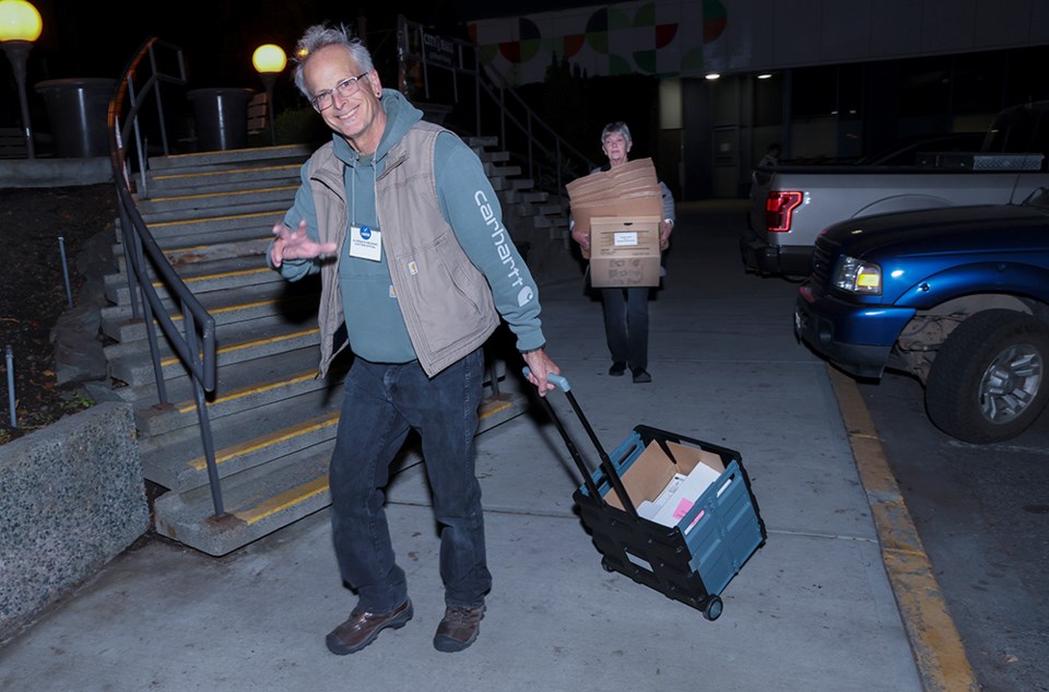 2-ballots-arriving-at-city-hall-for-counting_8284